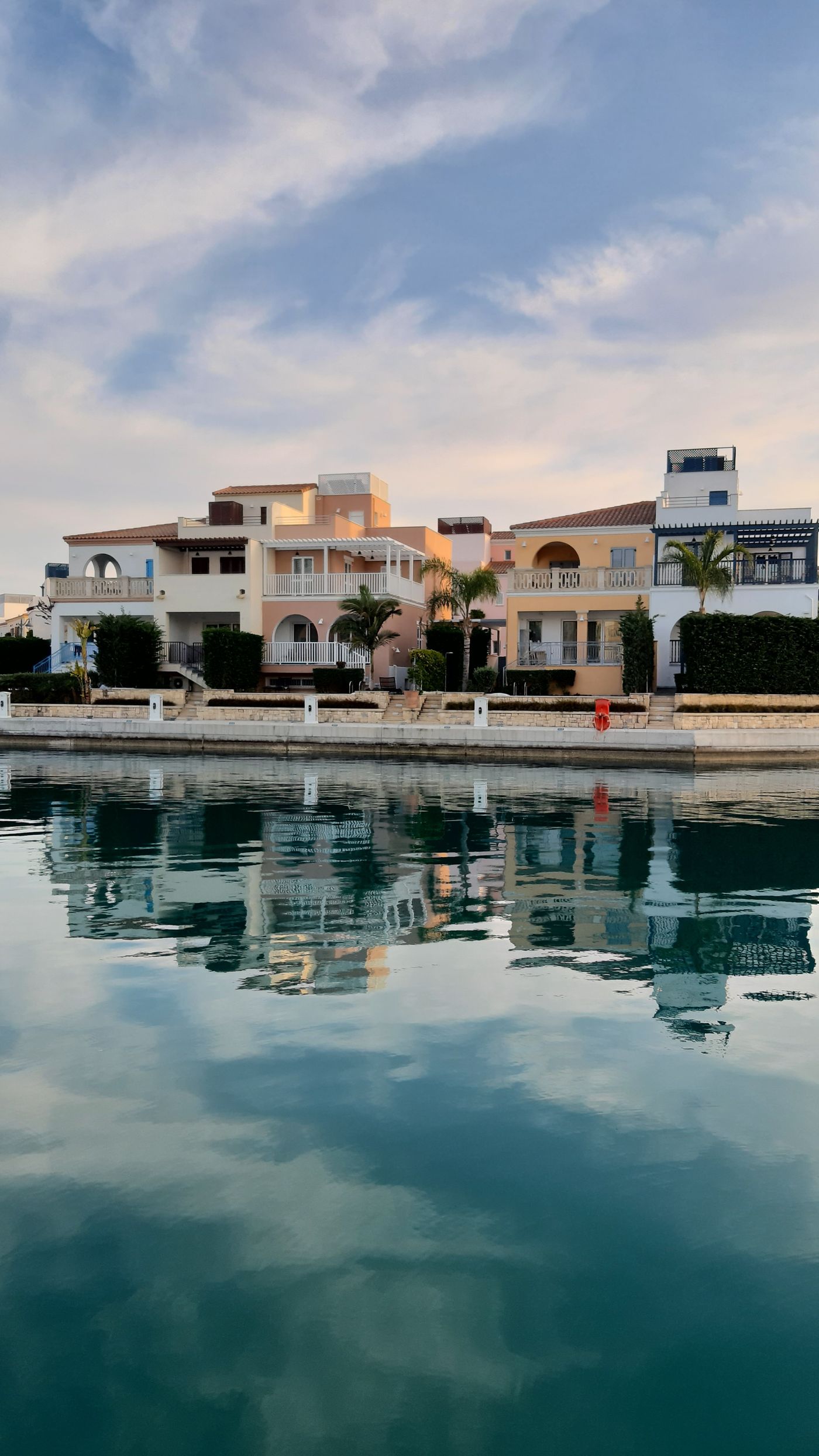 Villen und Palmen spiegeln sich in einem ruhigen Kanal in El Gouna