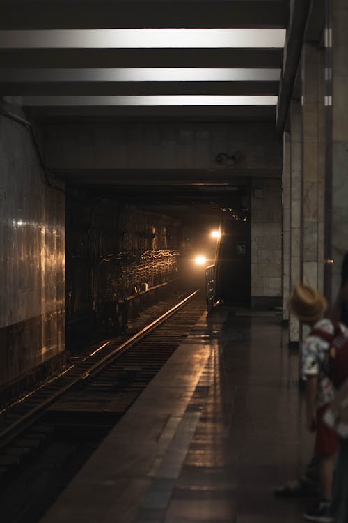 Gratis lagerfoto af lodret skud, lys, metro