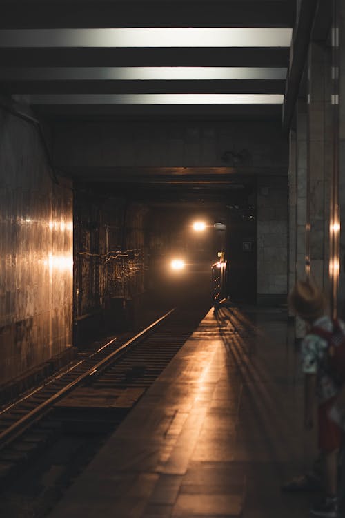 Ilmainen kuvapankkikuva tunnisteilla juokseminen, kevyt, metro juna