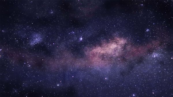 Vista cativante da galáxia Via Láctea em um céu noturno repleto de estrelas.
