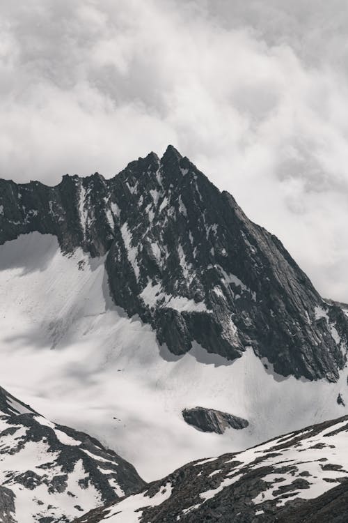 Kostenloses Stock Foto zu berg, einfarbig, graustufen