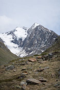 Breathtaking view of snowy mountain peaks in the Tirol region of Austria, perfect for adventure enthusiasts.