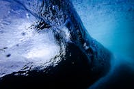 智利海域捕捉到的迷人水下海浪，展现了运动与光线的美妙交融