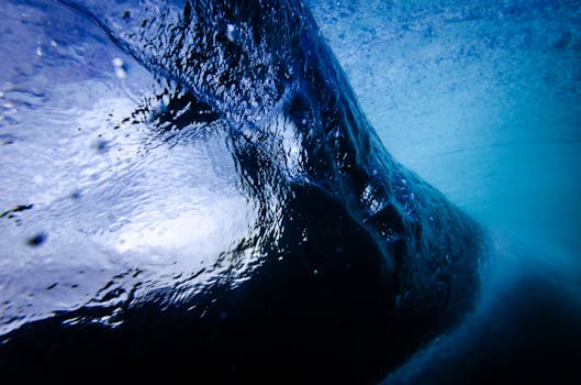 智利海域捕捉到的迷人水下海浪，展现了运动与光线的美妙交融