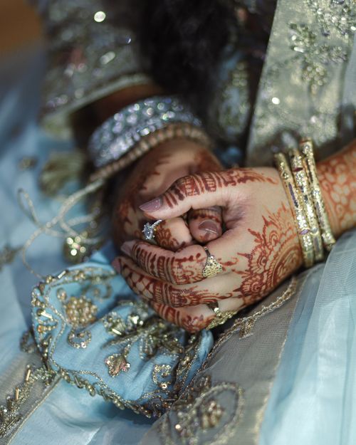 Free Close-up of intricate mehndi on a bride's hands, showcasing cultural tradition and elegance. Stock Photo