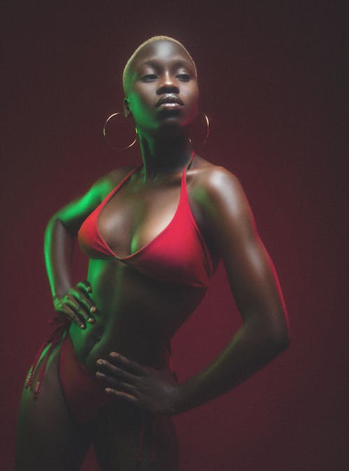 Безкоштовне стокове фото на тему «африканська жінка, Бікіні, вертикальні постріл»