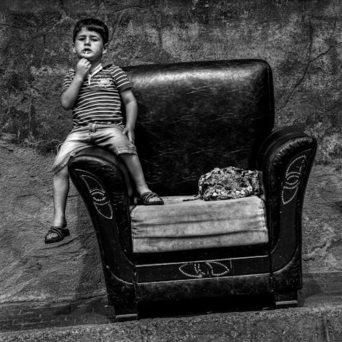 Základová fotografie zdarma na téma černobílý, chlapec, fotografie ve stupních šedi