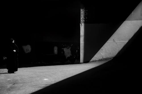 Darmowe zdjęcie z galerii z czarno-biały, kobieta, miasta