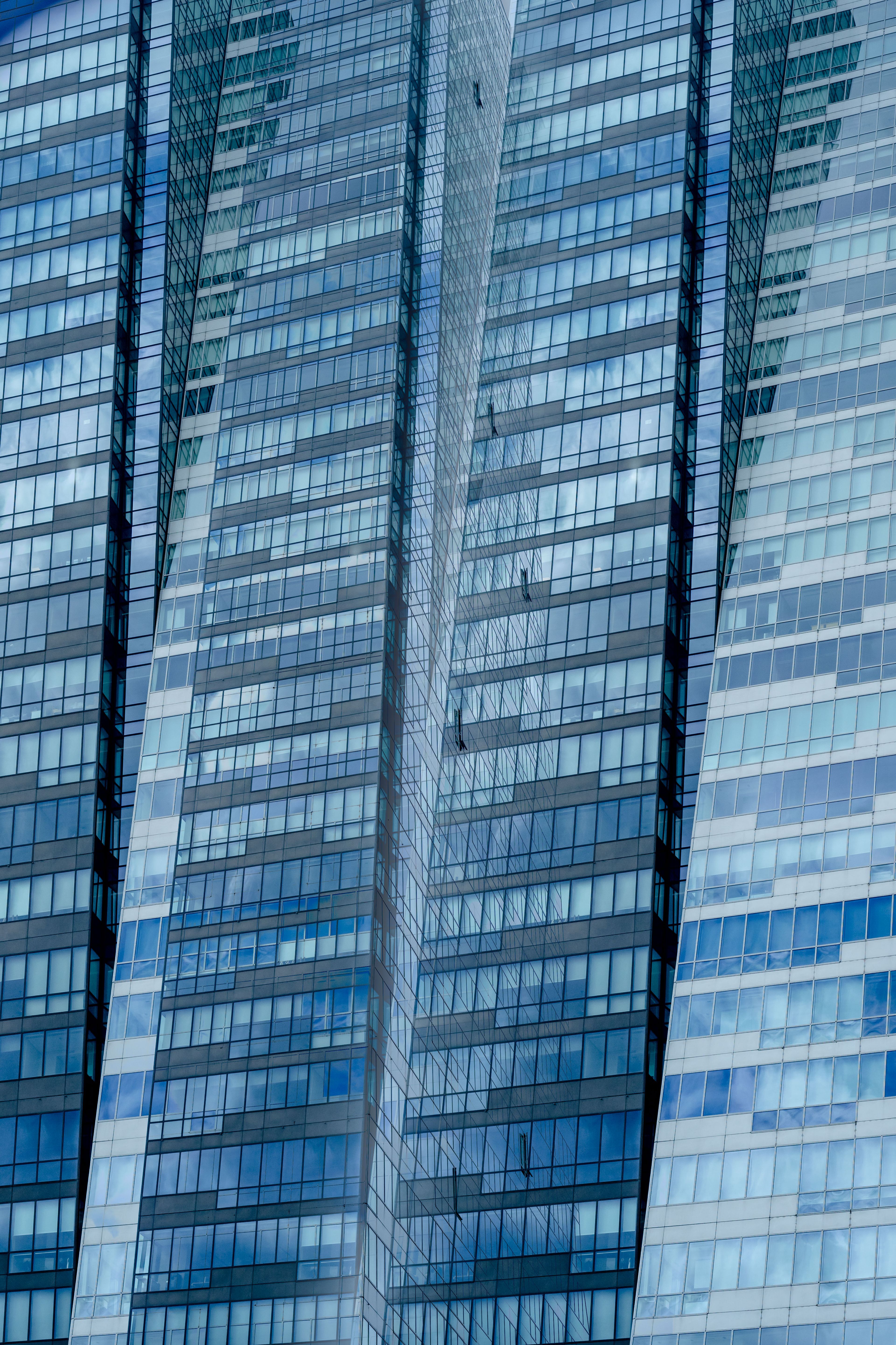 Façade vitrée d'immeuble tertiaire Gros plan sur la façade d'un immeuble moderne aux panneaux de verre réfléchissants