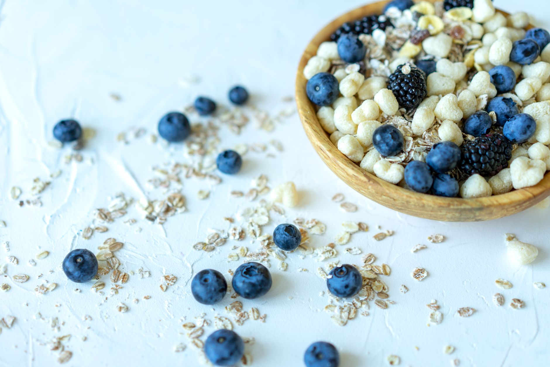 減重不挨餓:3種設計思路讓你輕鬆瘦 Nutritious breakfast bowl featuring blueberries, blackberries, and oats for a healthy start.