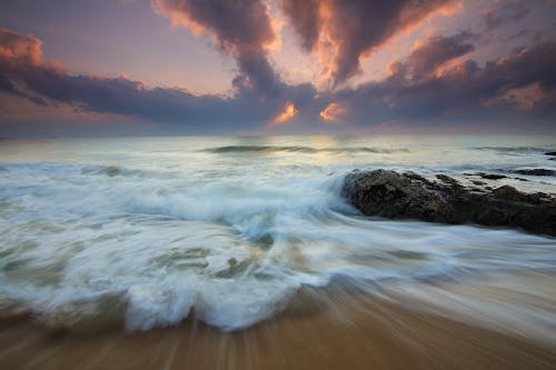 Free Gratis arkivbilde med bakbelysning, bølger, daggry Stock Photo