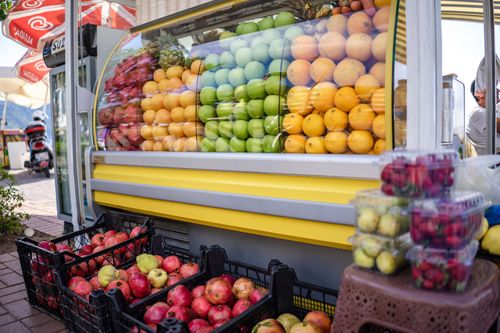 Free Vibrant display of fresh fruits at an outdoor market, perfect for healthy lifestyle themes. Stock Photo