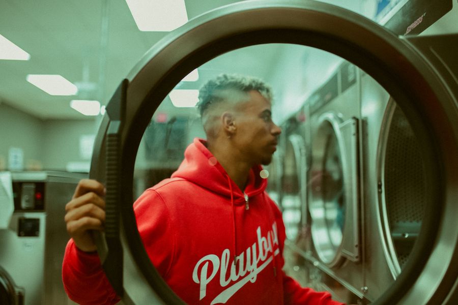 Hombre con hoodie rojo en laundromat