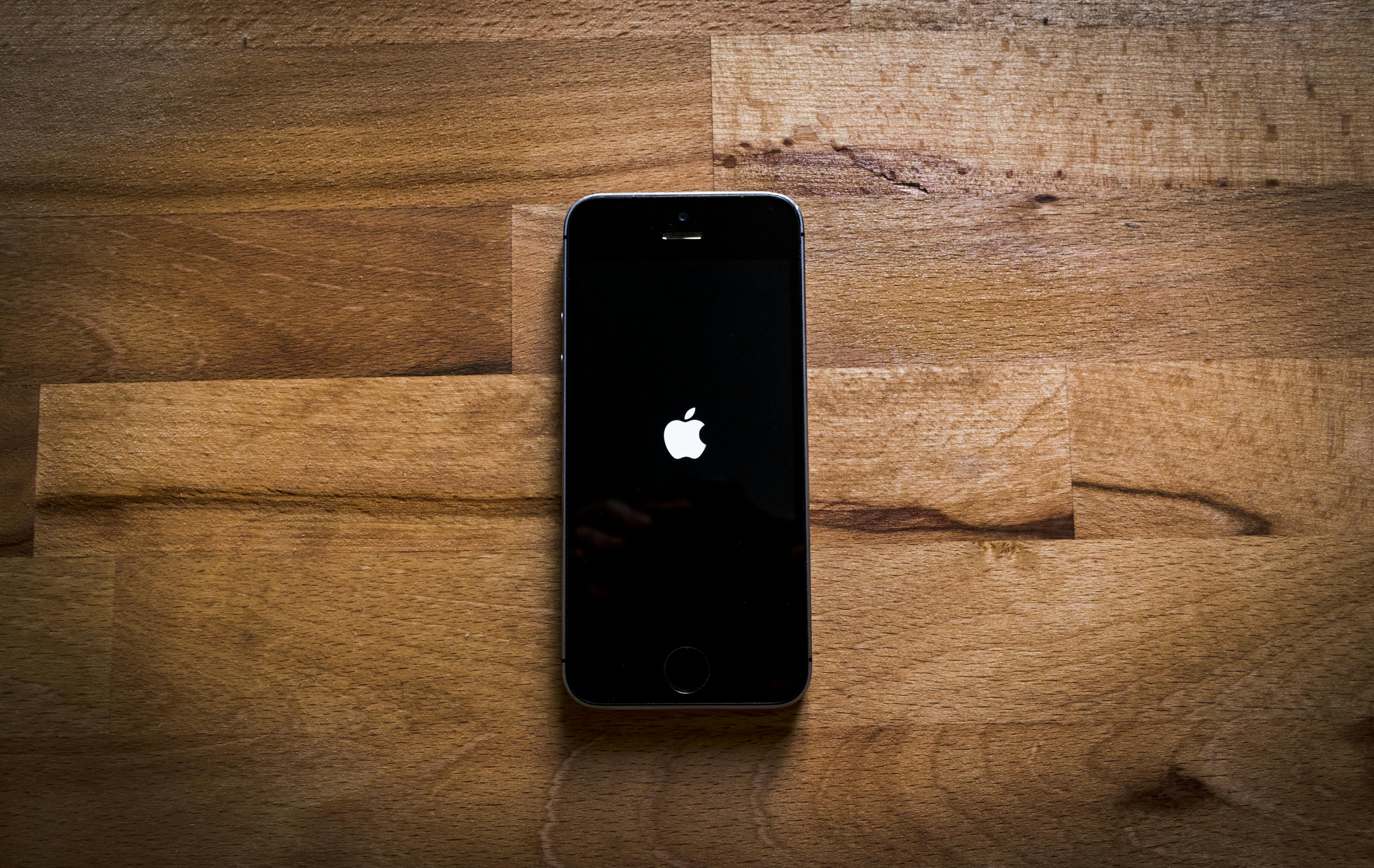 Space Gray Iphone 5s \u00b7 Free Stock Photo