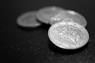 这张黑白堆叠硬币的宏观照片突出了金融与财富的主题