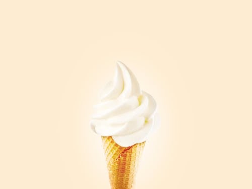 Сливочное мороженое в конусе