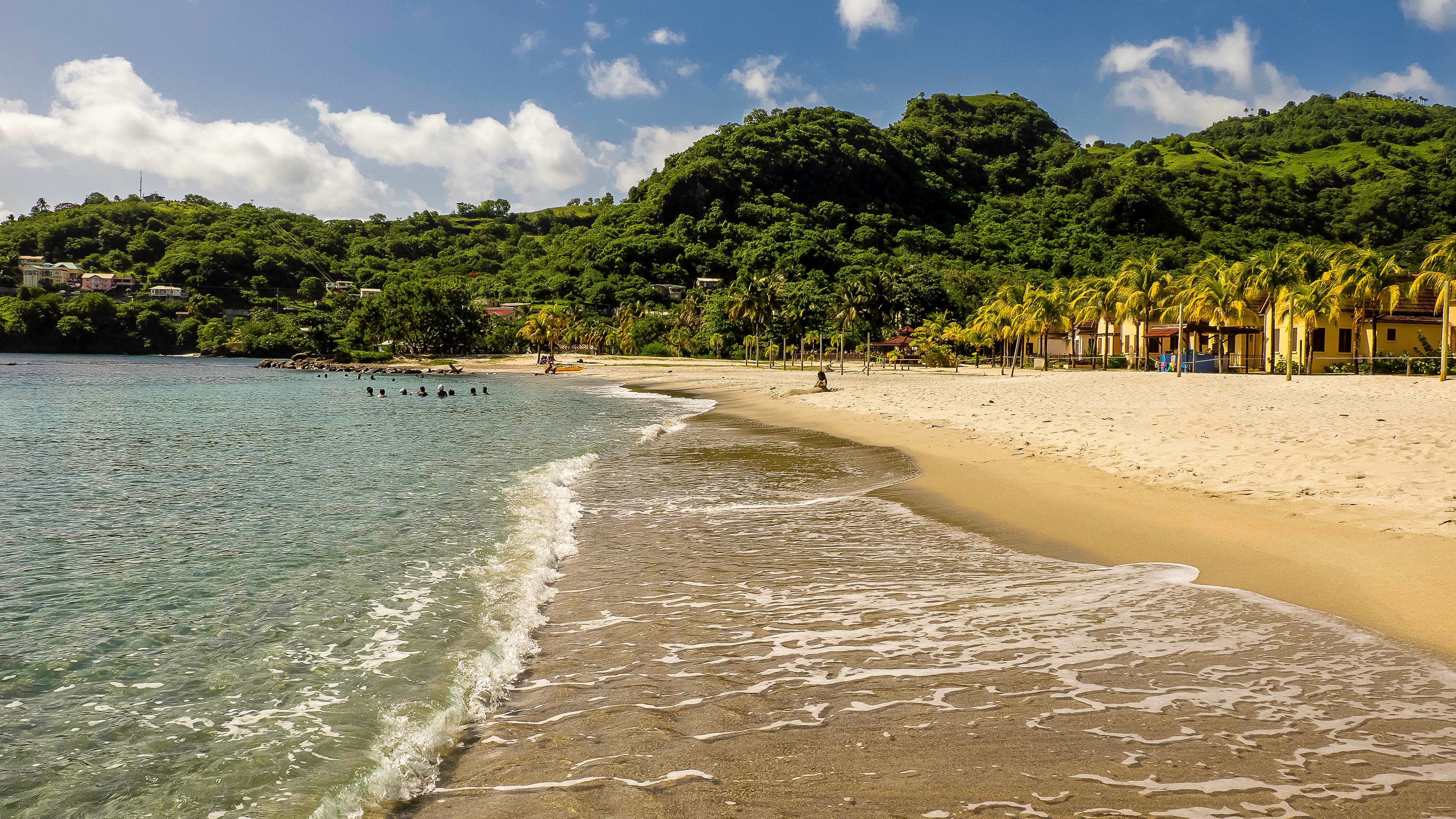 Travailler à Saint-Martin : emplois, salaires et démarches