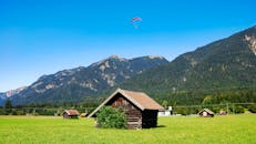 通过这张展现农舍与滑翔伞的绝美乡村风光，感受巴伐利亚的宁静之美