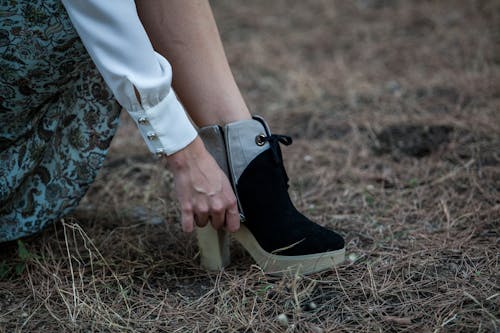 ayakkabı, bacak, el içeren Ücretsiz stok fotoğraf