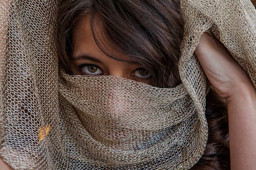 atkı, Kadın, kahverengi gözler içeren Ücretsiz stok fotoğraf