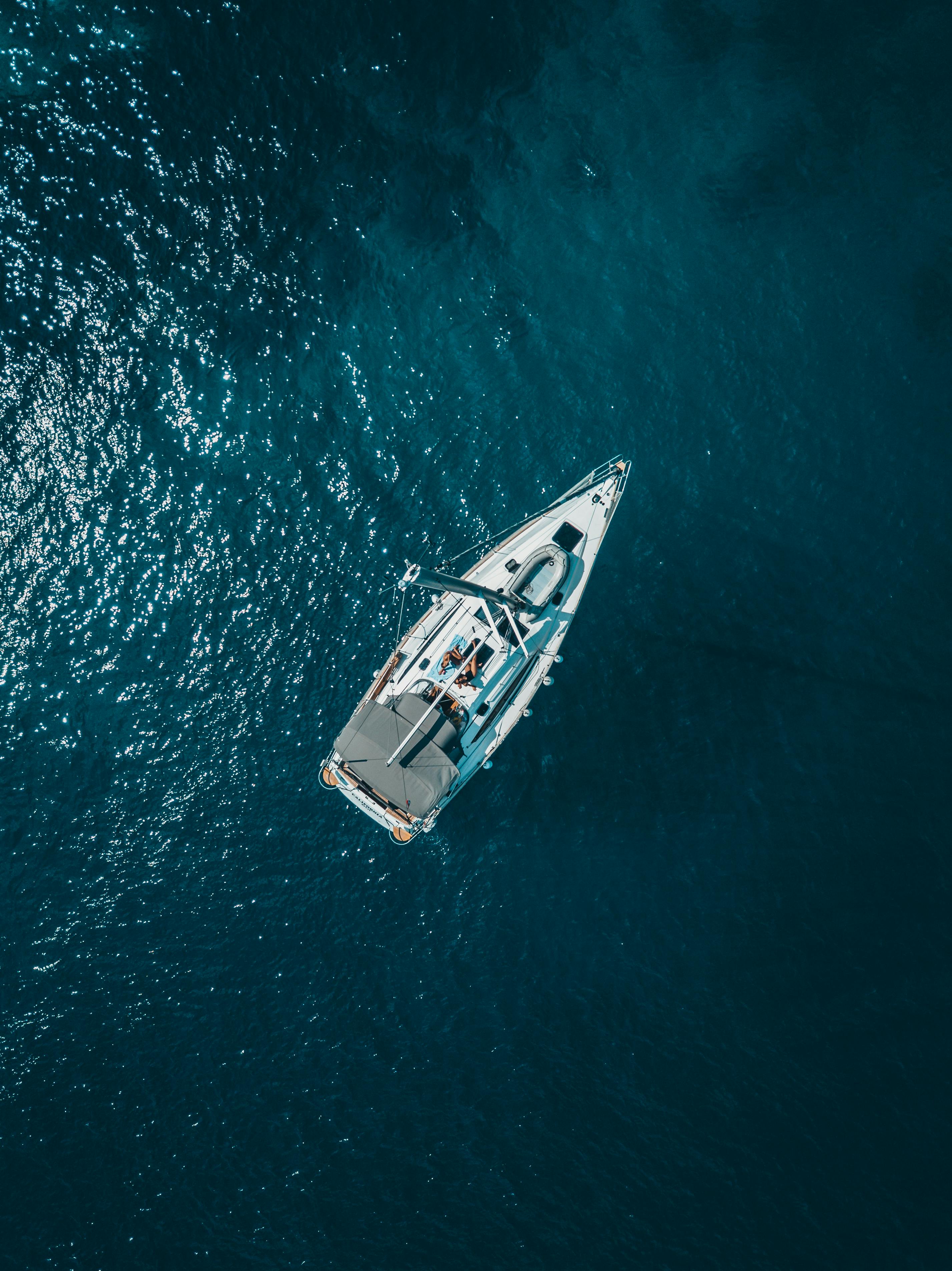 Boat on the ocean. | Photo: Pexels
