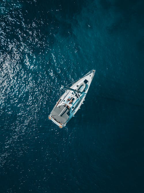 Ücretsiz Su Gövdesinde Beyaz Tekne'nin Yüksek Açılı Fotoğrafı Stok Fotoğraflar