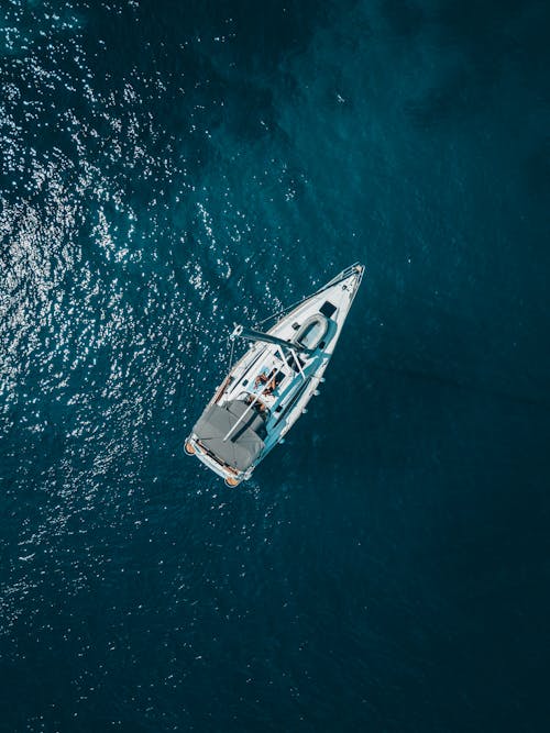 Foto Ad Alto Angolo Della Barca Bianca Sul Corpo D'acqua