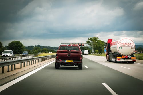 Foto profissional grátis de asfalto, automóveis, caminhão