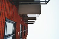 从现代建筑的角度看，景观拥有红砖立面和时尚的阳台