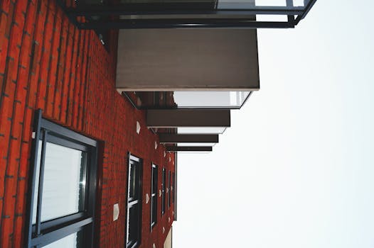 从现代建筑的角度看，景观拥有红砖立面和时尚的阳台