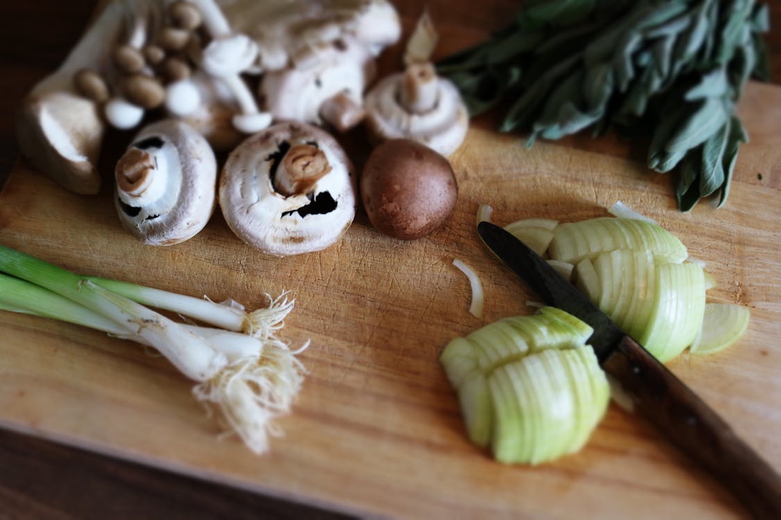 Kostenlos Gemüse Pilze Und Messer Auf Holzbrett Stock-Foto