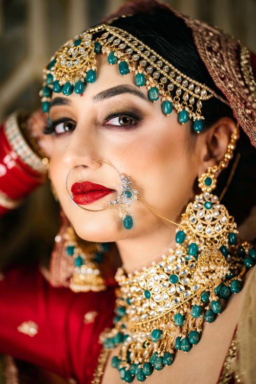 Free A stunning Indian bride wearing traditional jewelry and makeup in Delhi. Stock Photo