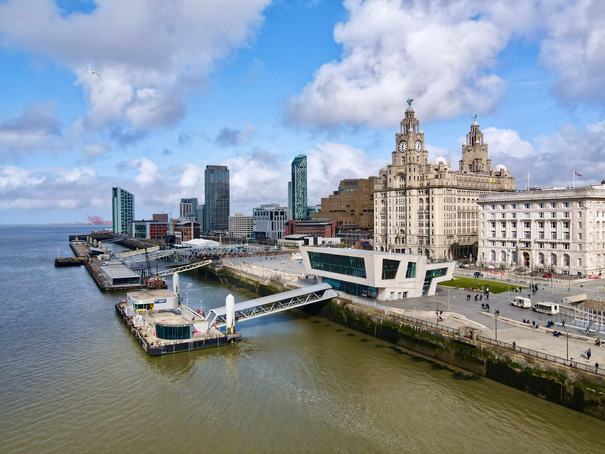 Vedere aeriana peste Pier Head si faleza