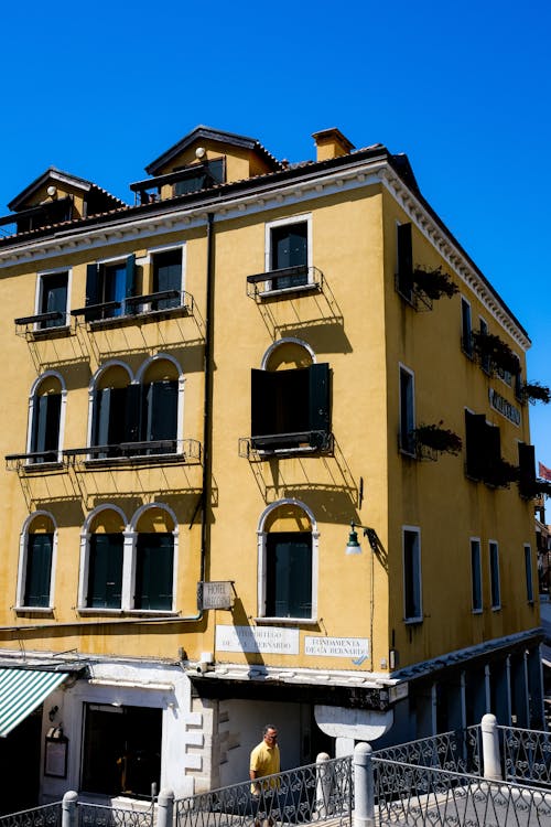 Kostenloses Stock Foto zu balkone, blauer himmel, block