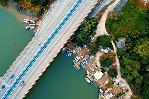 Ücretsiz Köprüden Geçen Aracın Hava Fotoğrafı çekimi Stok Fotoğraflar