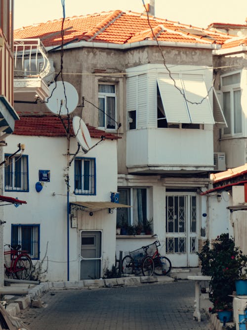 Gratis stockfoto met balkon, balkons, city street