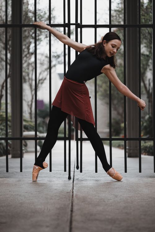 Free A talented ballerina elegantly poses on pointe outdoors in Orlando. Stock Photo