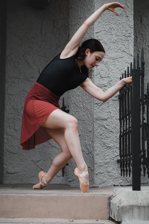 Free Elegant ballerina in a classic pose against an outdoor backdrop in Orlando. Stock Photo