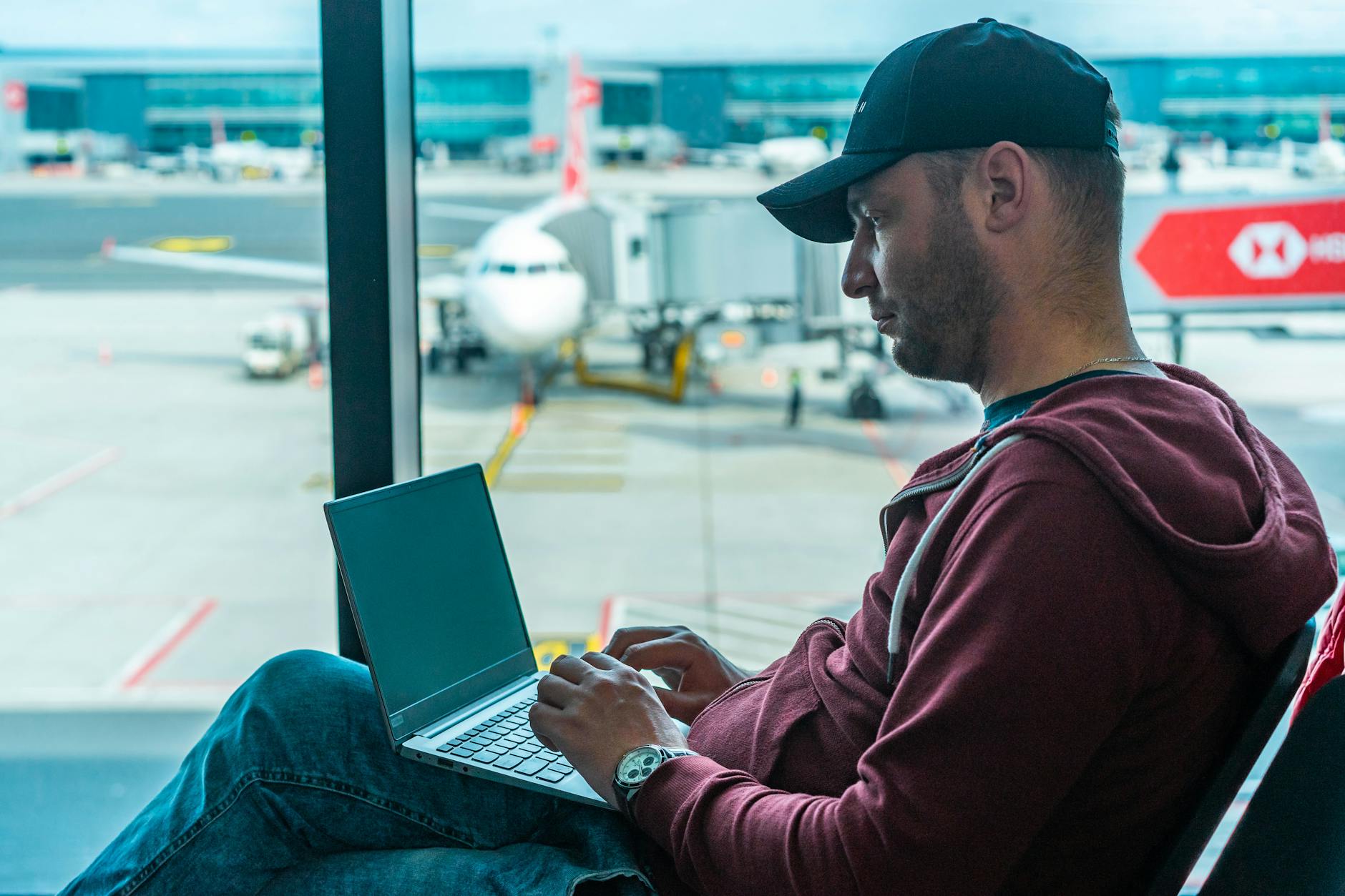 "Free WiFi" no aeroporto: o golpe do gêmeo do mal e como não cair nele
