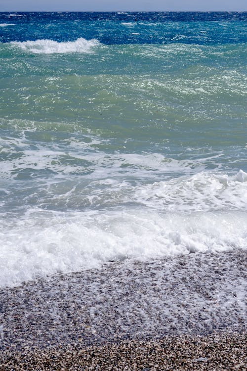 Free Ocean Waves Crashing on Shore Stock Photo