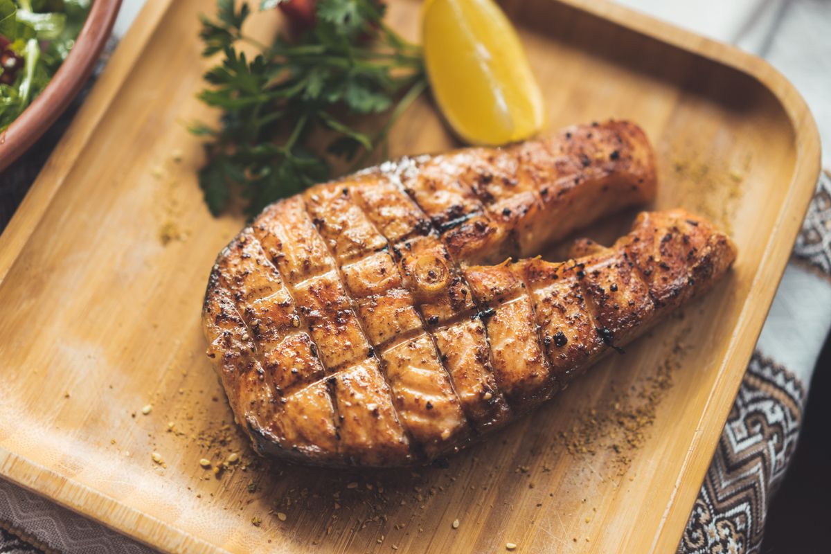 A 25-30 g protein meal (salmon, chicken, beef, eggs, whey) crosses the leucine threshold and triggers MPS. A 10 g meal does not.