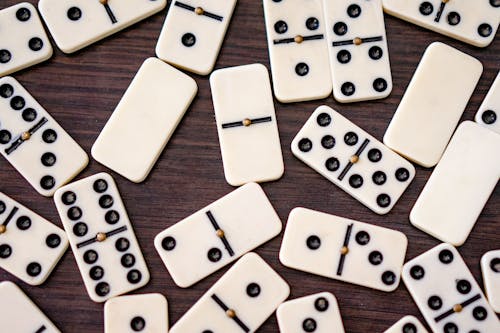 Foto profissional grátis de brincadeiras, brincar, dominó preto e branco