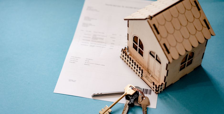 House keys on a tenancy contract — in Malaysia the agreement, not the law, decides who pays for pest control