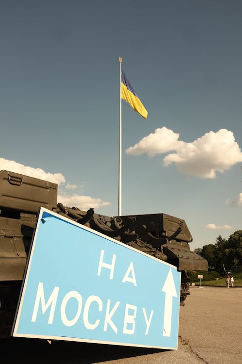 Fotos de stock gratuitas de asta, bandera, tiro vertical