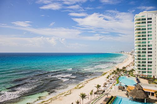 Free Aerial view of Cancún's beautiful beachfront with turquoise waters and clear skies. Stock Photo