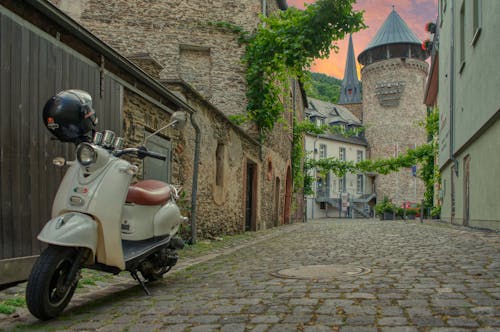 Gratis arkivbilde med middelaldersk, scooter, smug