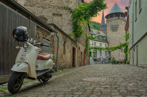 Gasse in Traben-Trarbach mit Motorroller und Turm