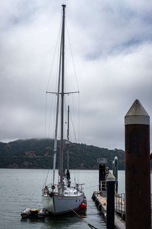 Foto profissional grátis de ancorado, barco a vela, embarcação