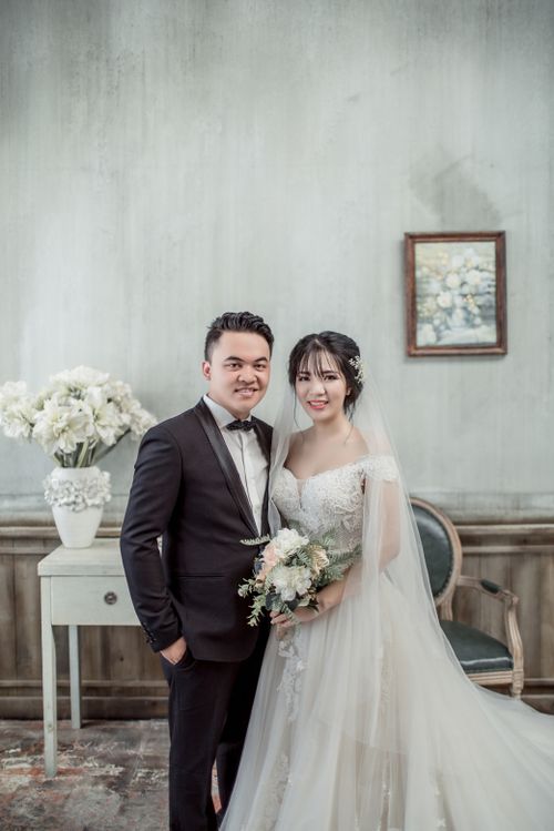 Free Beautiful indoor wedding photo of a smiling bride and groom. Stock Photo