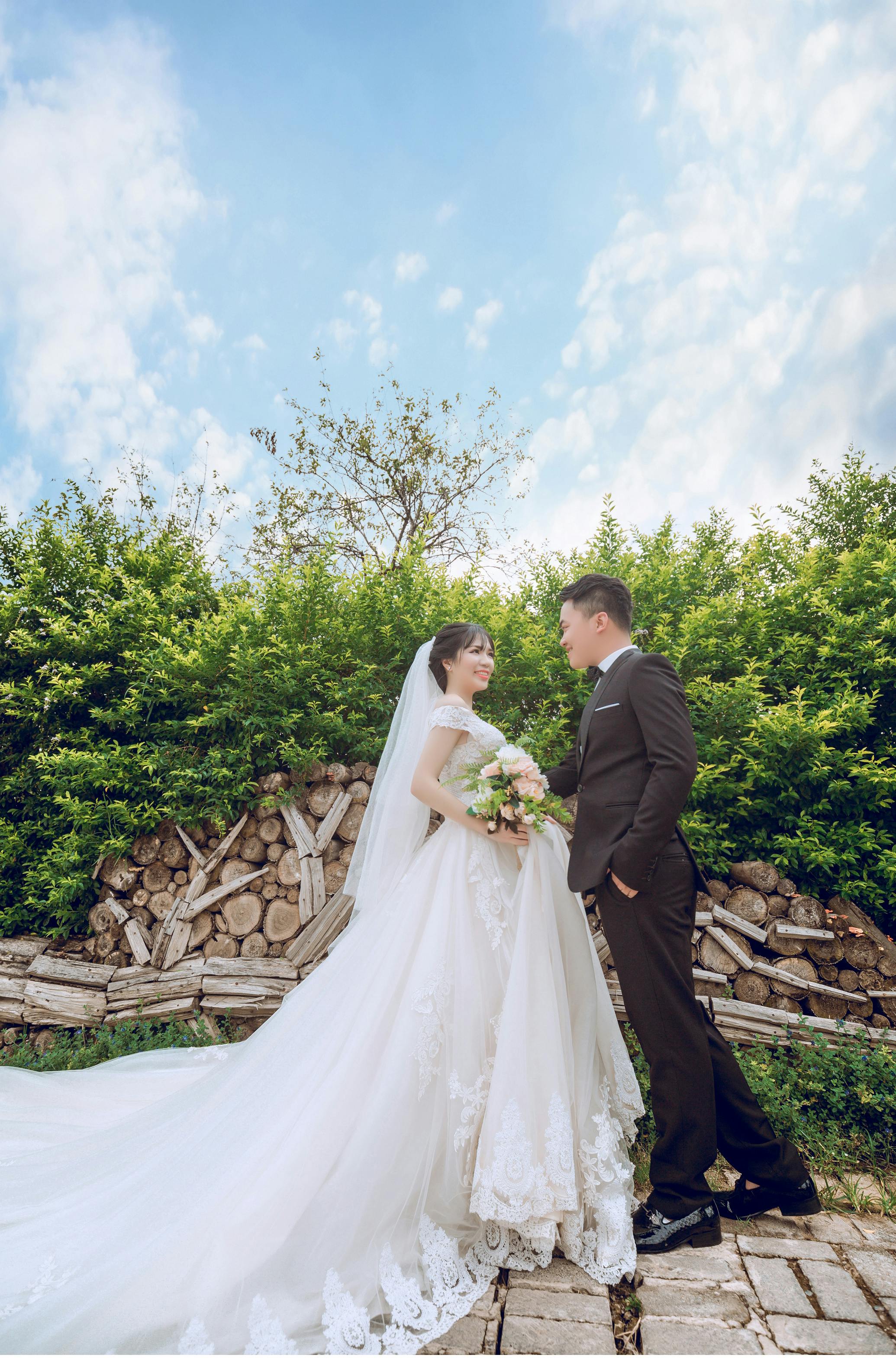 man and woman taking a prenup photo